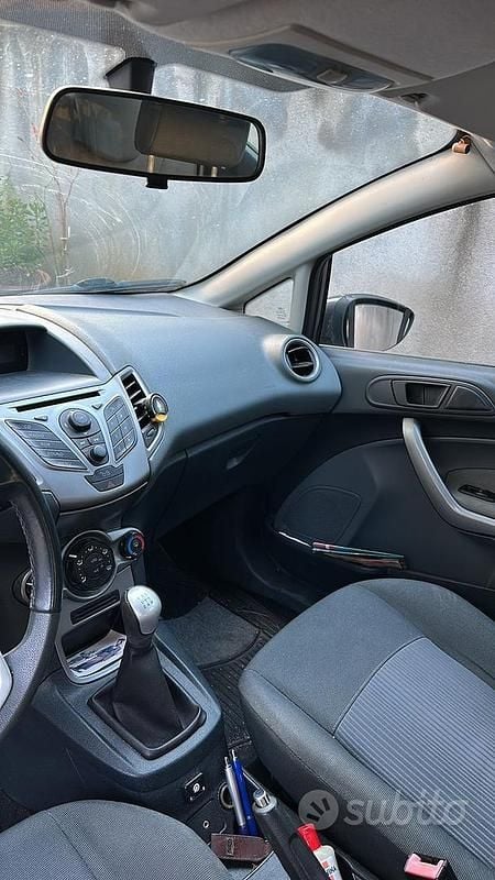 Usata Ford Fiesta 82 CV (60 kW) 2011 Grigio Berlina