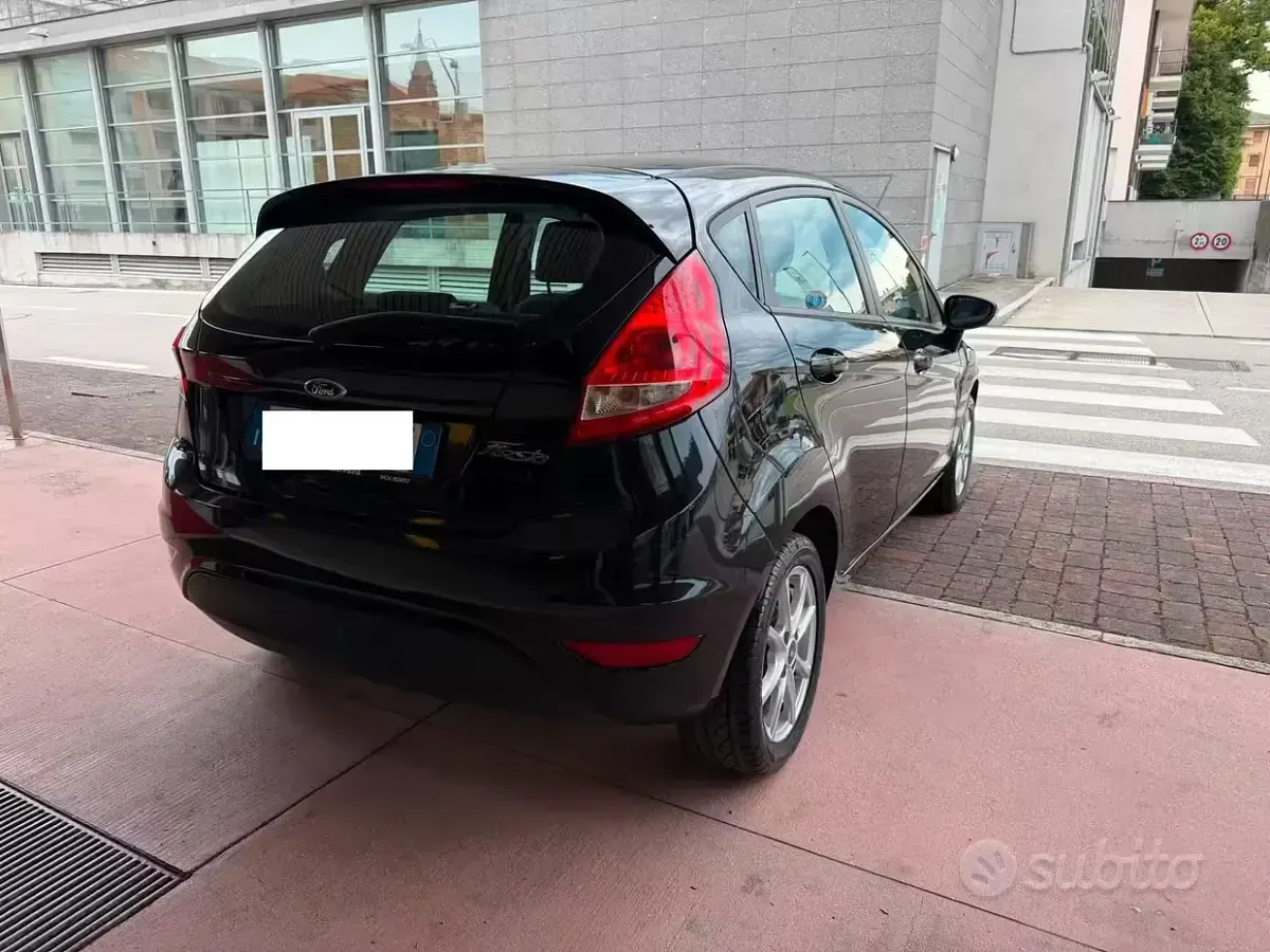 Usata Ford Fiesta 82 CV (60 kW) 2011 Nero Berlina