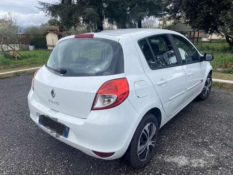 Usata Renault Clio III 75 CV (55 kW) 2010 Bianco Berlina
