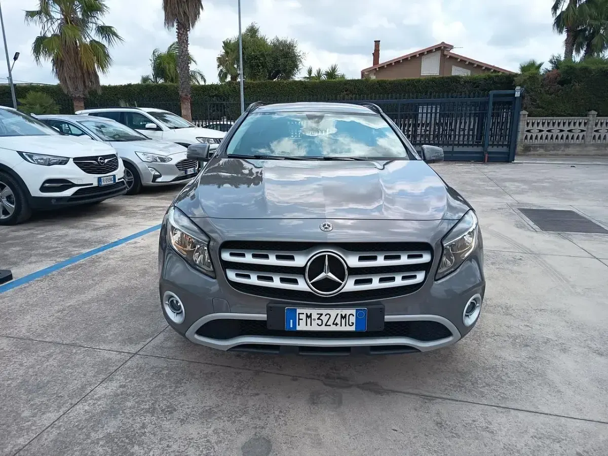 Usata Mercedes GLA200 Business 136 CV (100 kW) 2017 Argento SUV