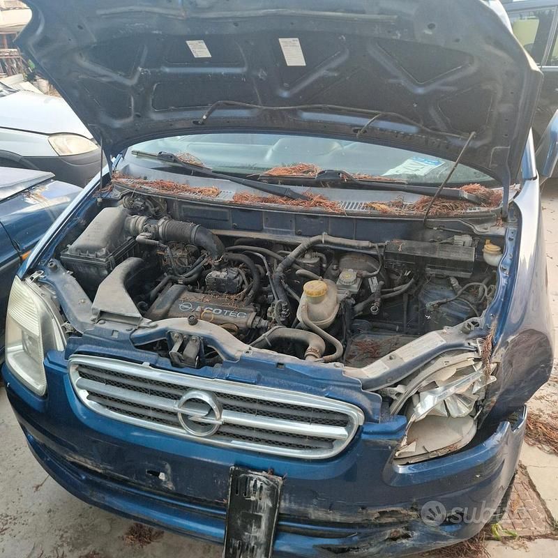 Usata Opel Agila 58 CV (42 kW) 2004 Blu Utilitaria
