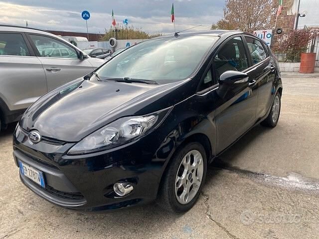 Nero Usata 2012 Ford Fiesta Titanium Tre volumi | 3600 € (Buon prezzo) - Immagine 1/4