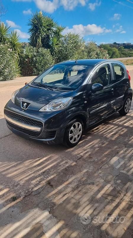 Usata Peugeot 107 68 CV (50 kW) 2011 Grigio Utilitaria