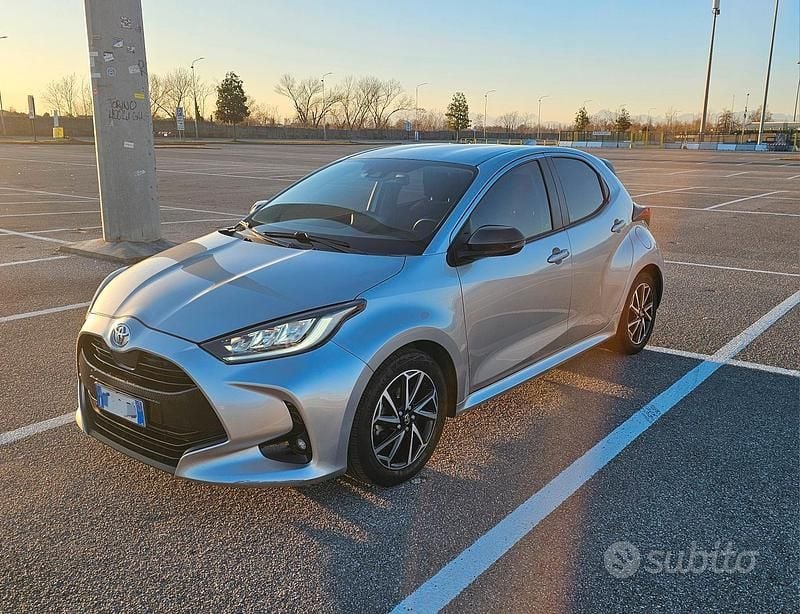 Usata Toyota Yaris 120 CV (88 kW) 2022 Grigio Utilitaria