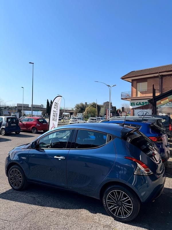 Usata Lancia Ypsilon Silver 69 CV (50 kW) 2023 Blu Utilitaria