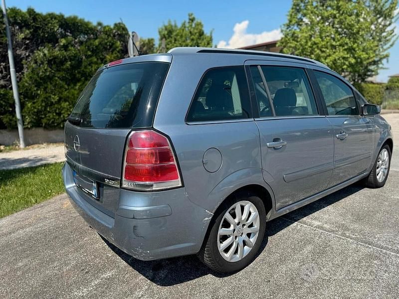 Usata Opel Zafira Cosmo 120 CV (88 kW) 2006 Argento Monovolume