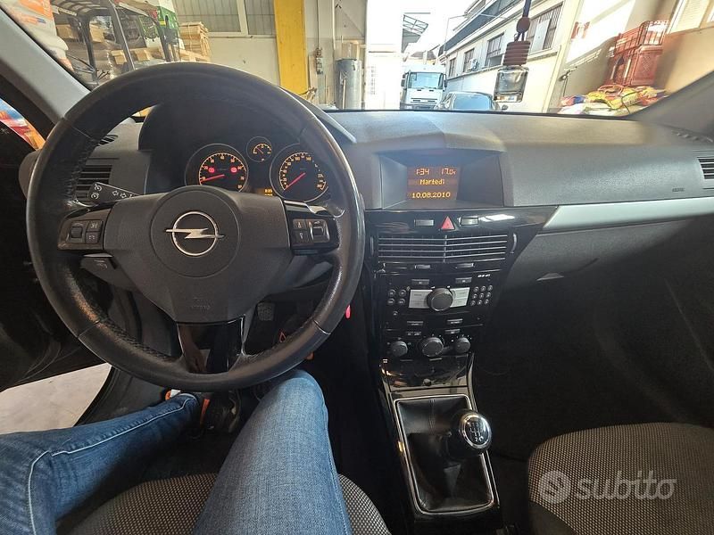 Usata Opel Astra 101 CV (74 kW) 2010 Nero Station wagon