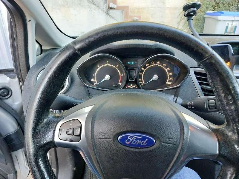 Usata Ford Fiesta 75 CV (55 kW) 2014 Grigio Berlina