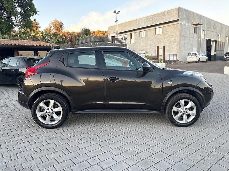 Usata Nissan Juke Tekna 110 CV (80 kW) 2011 Grigio SUV