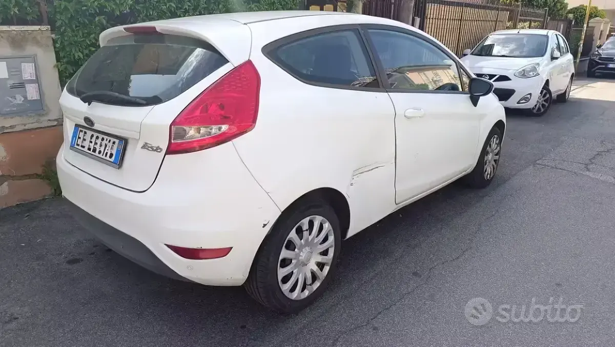 Begagnad Ford Fiesta 75 HK (55 kW) 2010 Vit Sedan