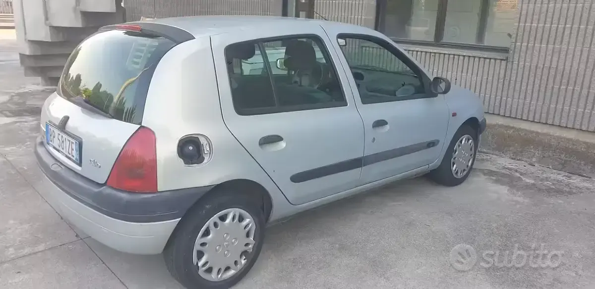 Usata Renault Clio 58 CV (42 kW) 2001 Grigio Berlina