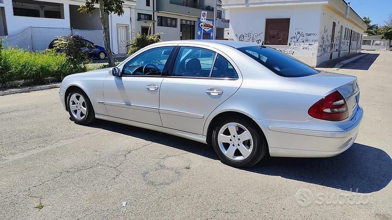 Usata Mercedes E220 150 CV (110 kW) 2003 Grigio Berlina