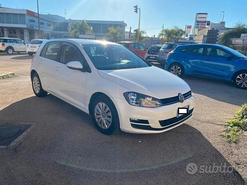 Bianco Usata 2014 VW Golf Sound Tre volumi | 7900 € (Buon prezzo) - Immagine 1/4
