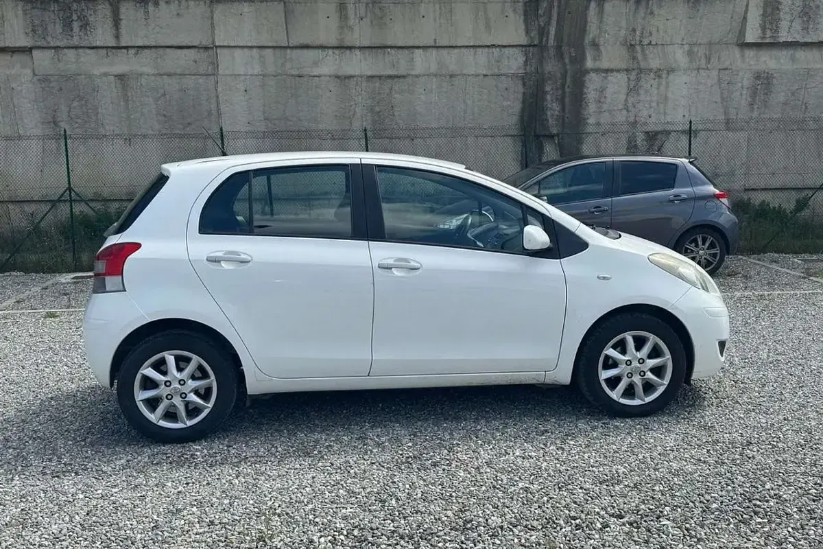 Usata Toyota Yaris Sol 101 CV (74 kW) 2011 Bianco Utilitaria