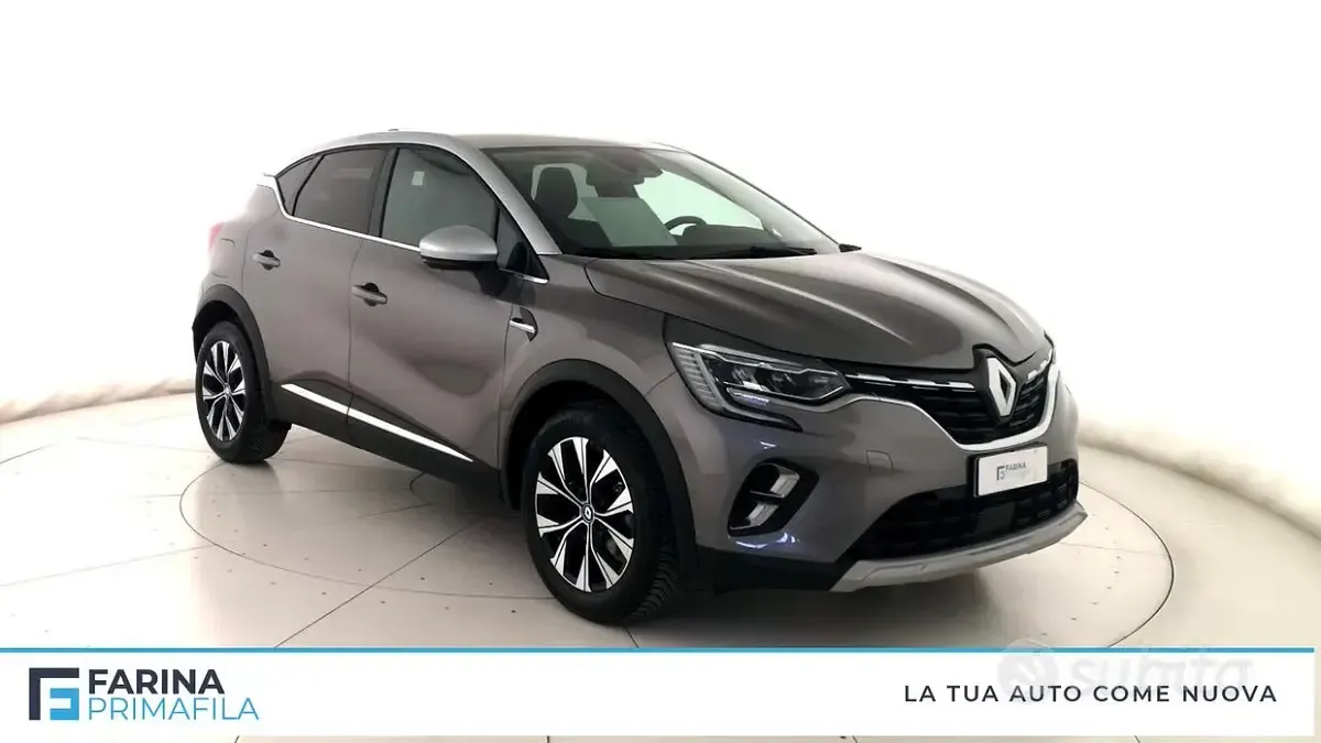Usata Renault Captur Techno 91 CV (66 kW) 2024 Grigio scuro tetto grigio chiaro SUV