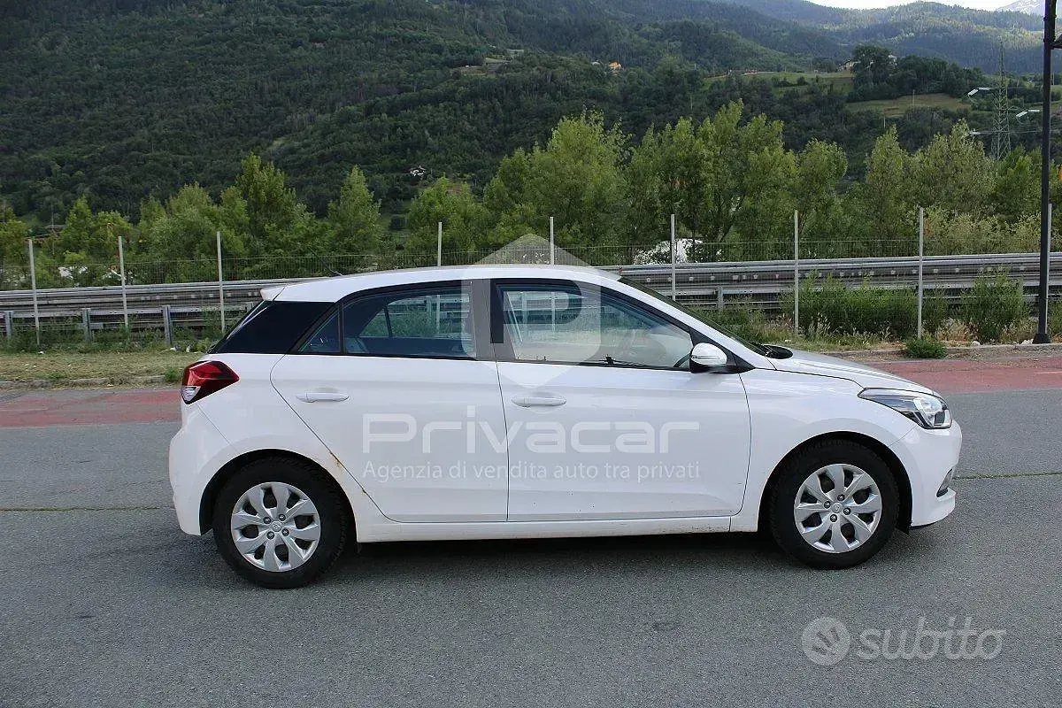 Usata Hyundai i20 Comfort 84 CV (61 kW) 2015 Bianco Utilitaria