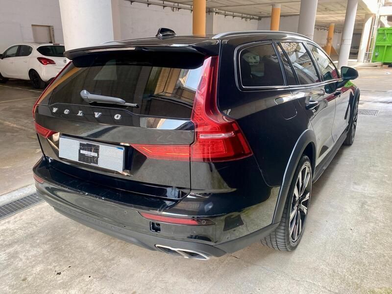 Usata Volvo V60 CC Business Edition 250 CV (183 kW) 2020 Nero met. Station wagon