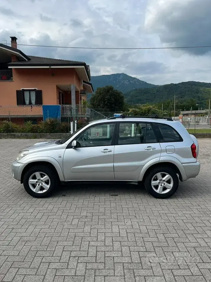 Usata Toyota RAV4 116 CV (85 kW) 2004 Grigio SUV