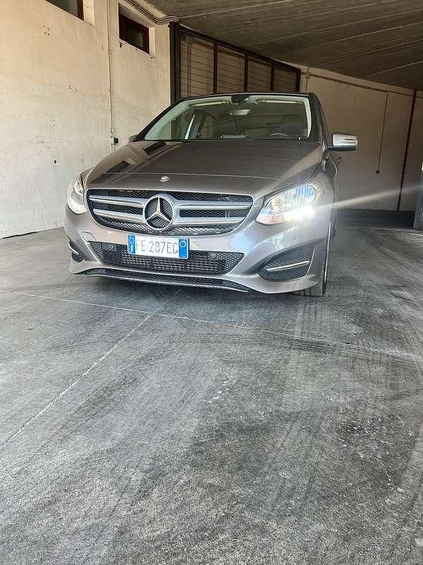 Usata Mercedes B180 109 CV (80 kW) 2016 Grigio Monovolume