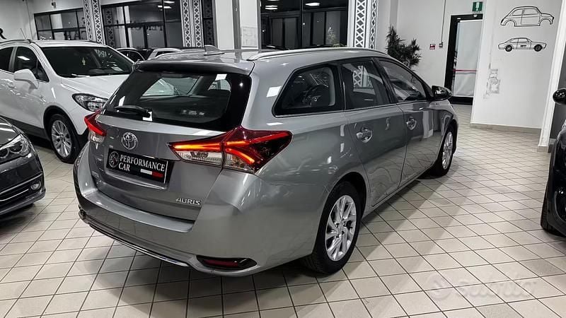 Usata Toyota Auris Touring Sports Lounge 112 CV (82 kW) 2017 Grigio Station wagon