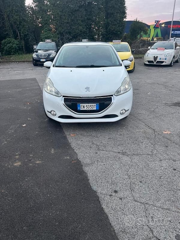 Usata Peugeot 208 Allure 82 CV (60 kW) 2012 Bianco Utilitaria
