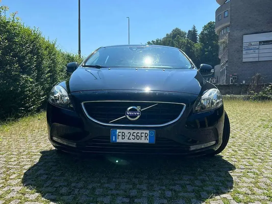 Usata Volvo V40 120 CV (88 kW) 2015 Nero Berlina