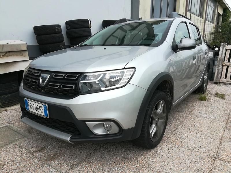 Argento Usata 2018 Dacia Sandero Stepway Tre volumi | 9499 € (Buon prezzo) - Immagine 1/4