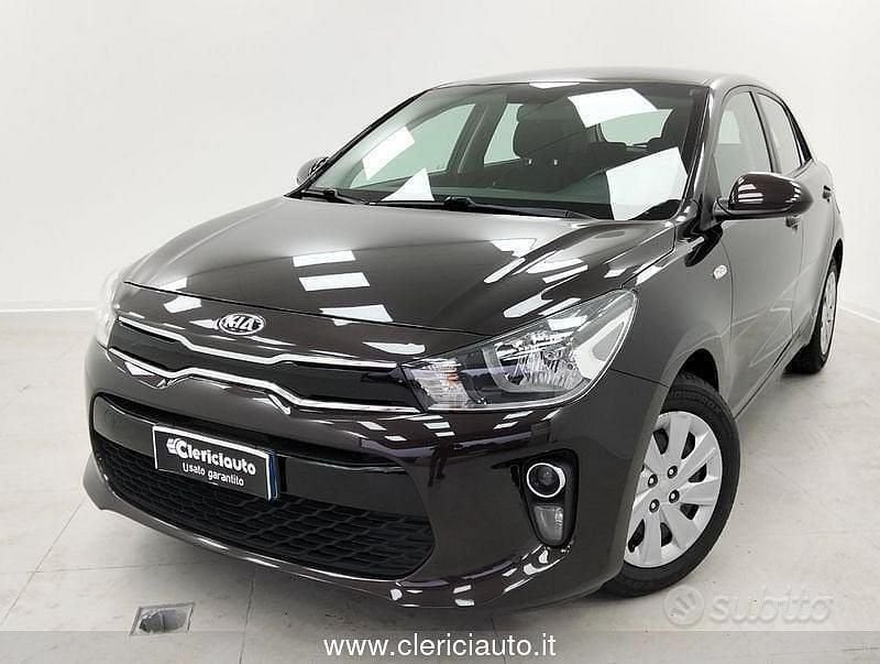 Usata Kia Rio Active 84 CV (61 kW) 2018 Marrone Berlina
