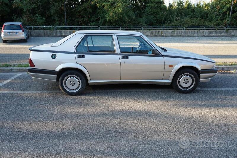 Usato 1988 Alfa Romeo 2000 2.0 Benzin 148 CV (12.000 €)