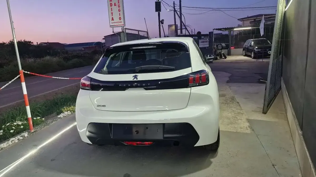 Usata Peugeot 208 Active 102 CV (75 kW) 2022 Bianco Utilitaria