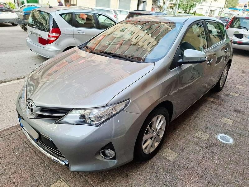 Usata Toyota Auris Lounge 90 CV (66 kW) 2014 Perlato Berlina