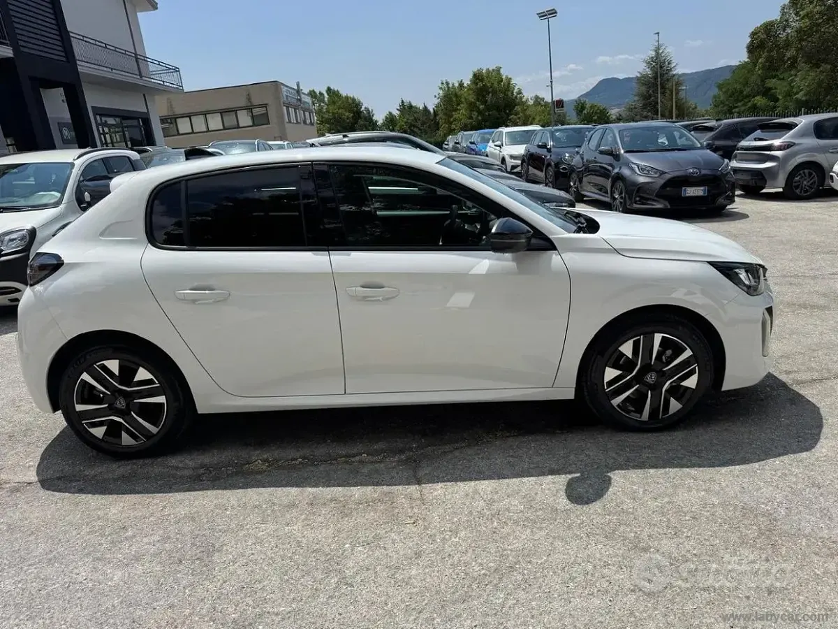 Usata Peugeot 208 Allure 101 CV (74 kW) 2025 Bianco Utilitaria