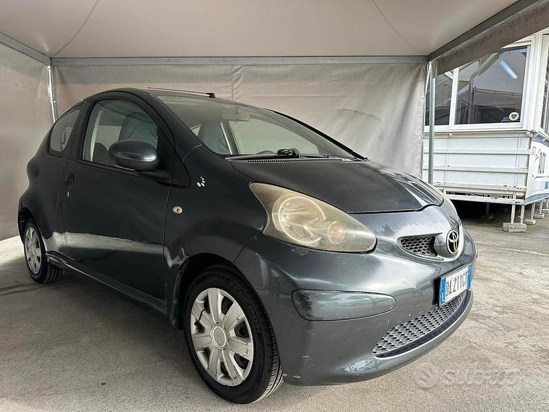 Usata Toyota Aygo Sol 68 CV (50 kW) 2005 Grigio Utilitaria