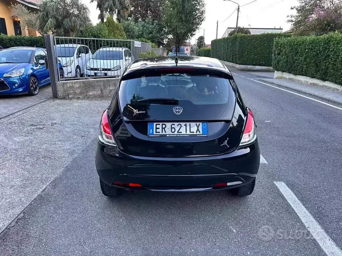 Usata Lancia Ypsilon Platinum 69 CV (50 kW) 2013 Viola Utilitaria