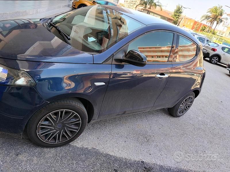 Usata Lancia Ypsilon 60 CV (44 kW) 2021 Blu Utilitaria
