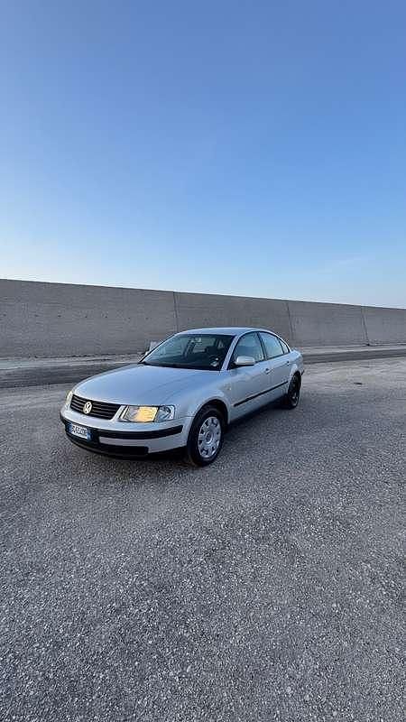 Usata VW Passat Comfortline 110 CV (80 kW) 2000 Argento Berlina