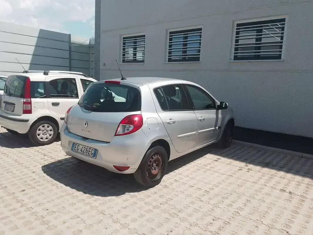 Usata Renault Clio II 75 CV (55 kW) 2011 Argento Berlina