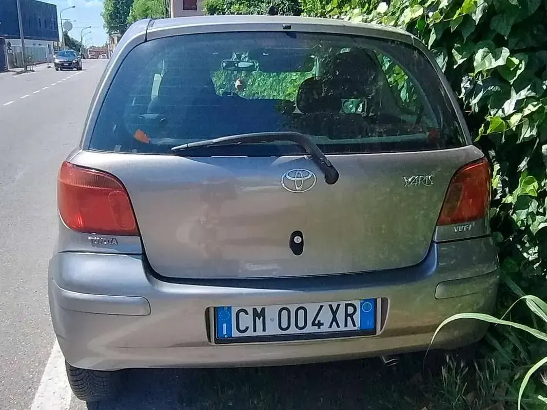 Usata Toyota Yaris Sol 87 CV (63 kW) 2004 Argento Utilitaria