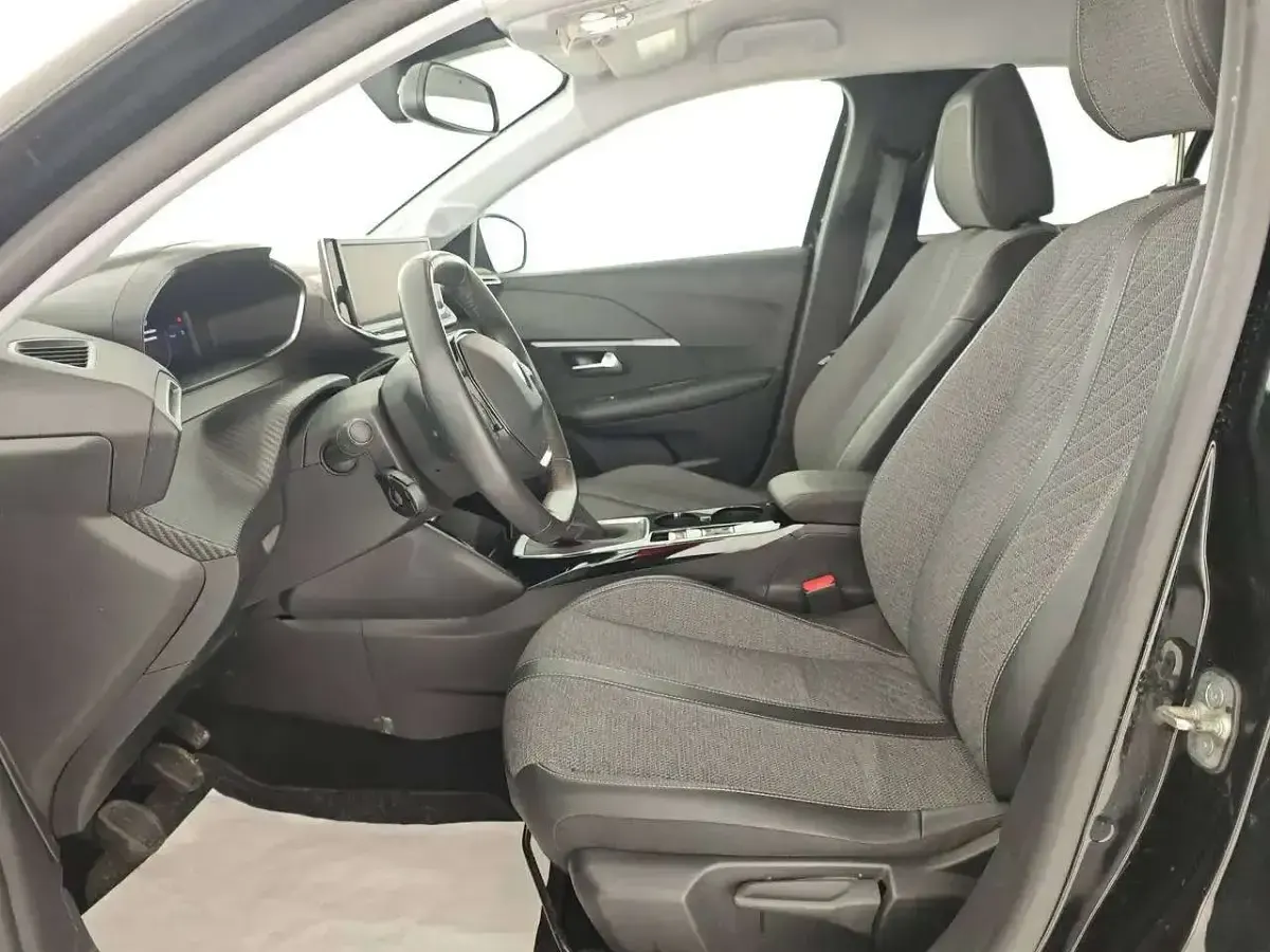 Usata Peugeot 208 Allure 101 CV (74 kW) 2024 Grigio Utilitaria