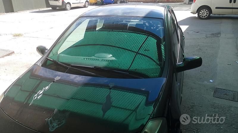 Nero Usata 2006 Renault Clio II Tre volumi | 990 € (Ottimo prezzo) - Immagine 1/4