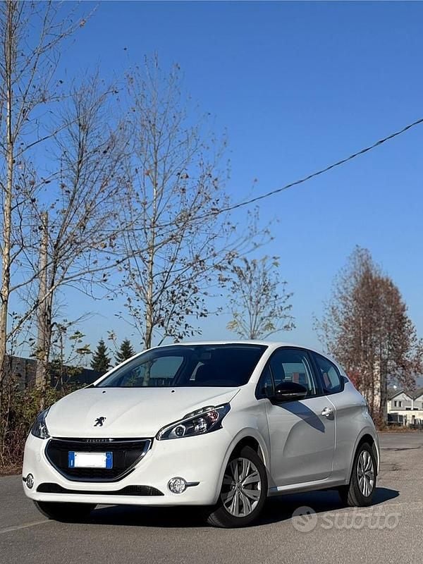 Bianco Usata 2013 Peugeot 208 Active Due volumi | 4990 € (Buon prezzo) - Immagine 1/4
