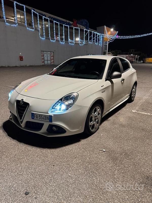 Bianco Usata 2015 Alfa Romeo Giulietta Tre volumi | 8000 € (Ottimo prezzo) - Immagine 1/4