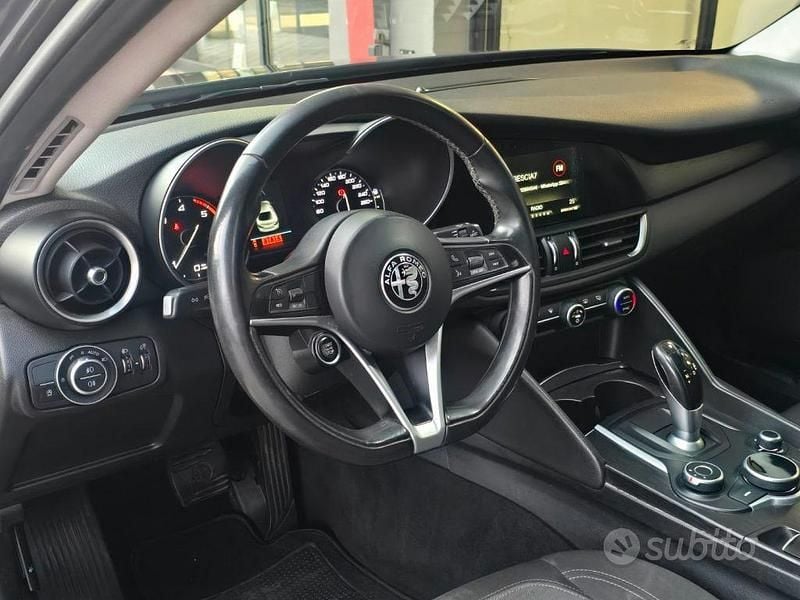 Usata Alfa Romeo Giulia 150 CV (110 kW) 2017 Grigio Berlina