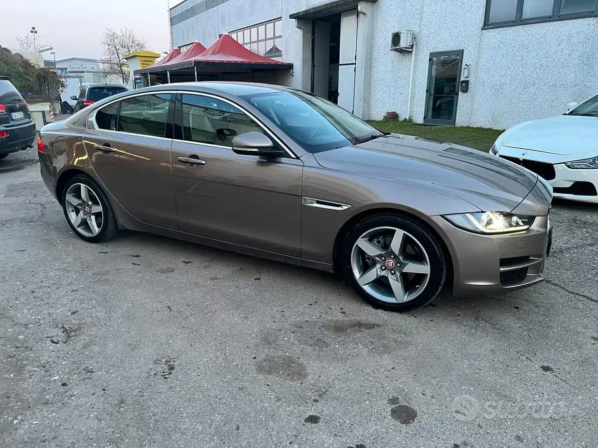 Usata Jaguar XE Portfolio 180 CV (132 kW) 2015 Grigio Berlina