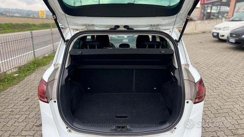 Usata Ford B-MAX 74 CV (54 kW) 2014 Bianco Monovolume