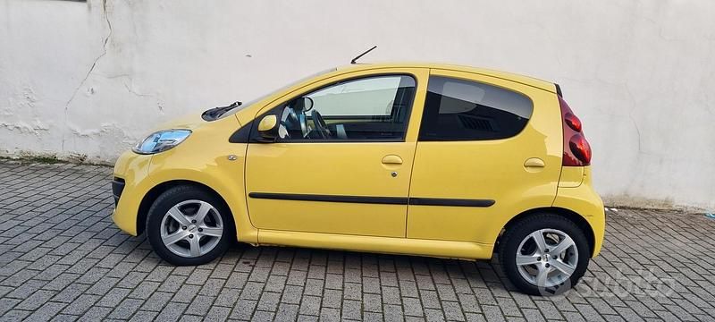 Usata Peugeot 107 68 CV (50 kW) 2012 Giallo Utilitaria