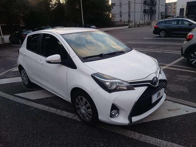 Bianco Usata 2015 Toyota Yaris Lounge Tre volumi | 7300 € (Buon prezzo) - Immagine 1/4