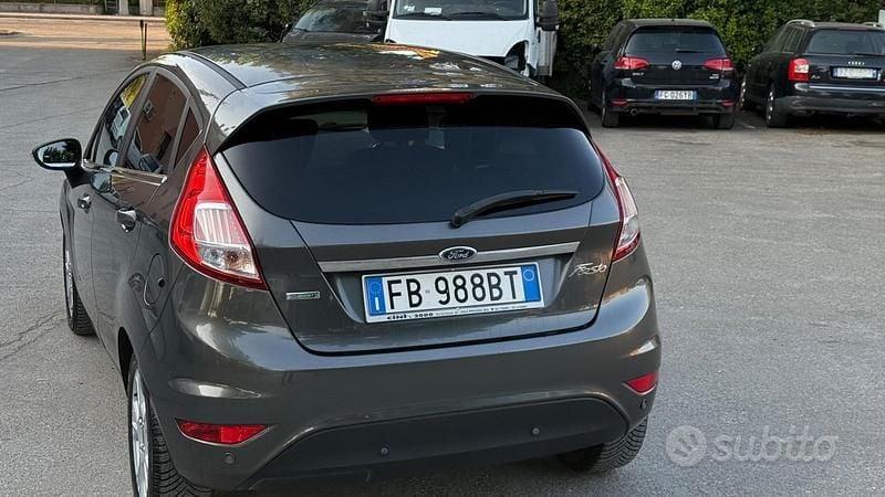 Usata Ford Fiesta Titanium 101 CV (74 kW) 2016 Grigio Utilitaria