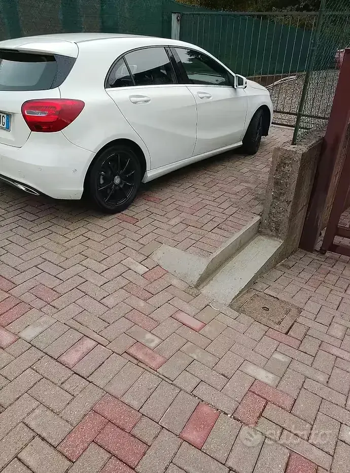 Usata Mercedes A180 109 CV (80 kW) 2017 Bianco Utilitaria