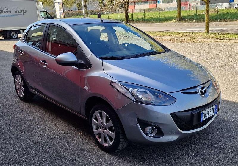 Usata Mazda 2 75 CV (55 kW) 2011 Argento Utilitaria